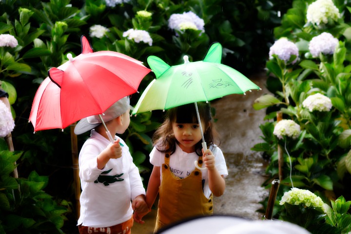 Niños bajo la lluvia. Foto: Apaha Spi